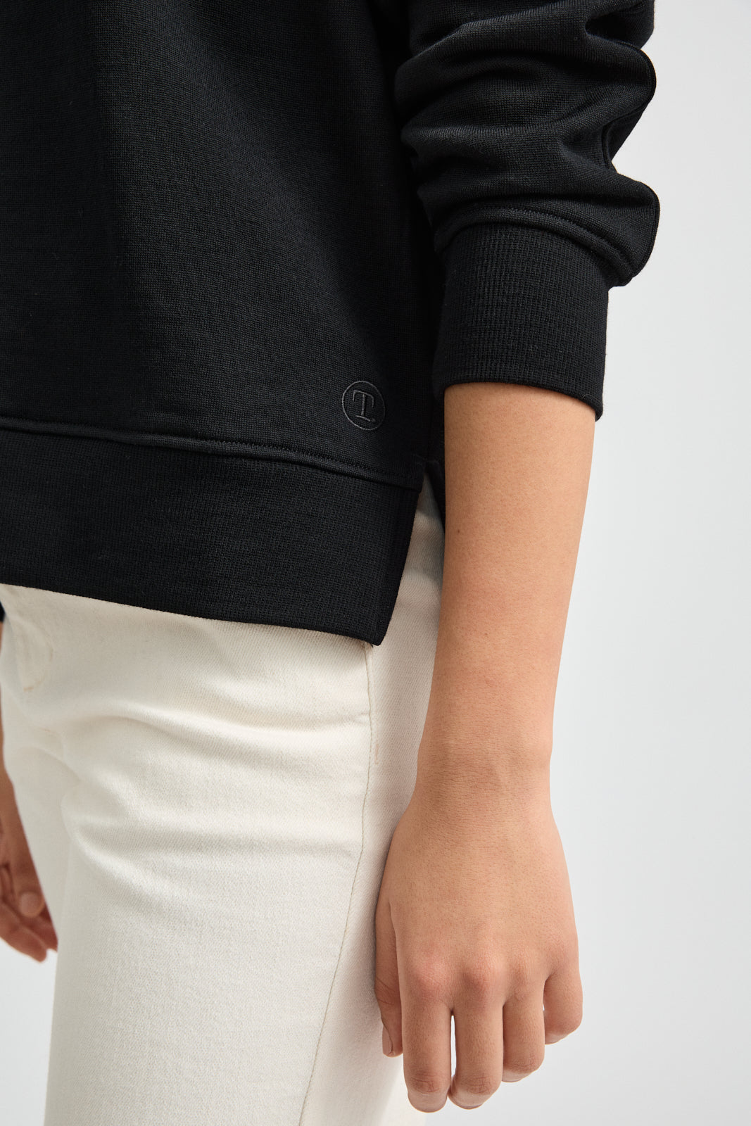 TOORALLIE LOUNGE SPLIT HEM CREW