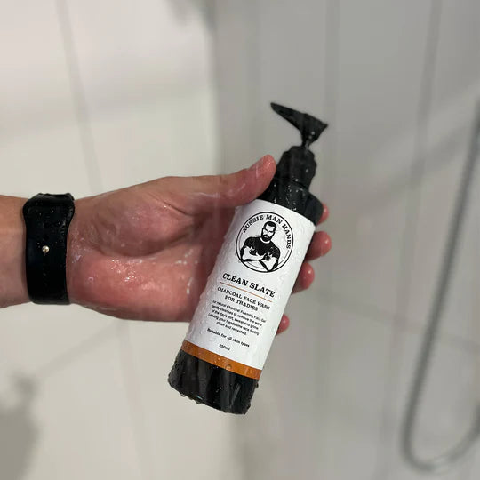 AUSSIE MAN HANDS CHARCOAL FACE WASH
