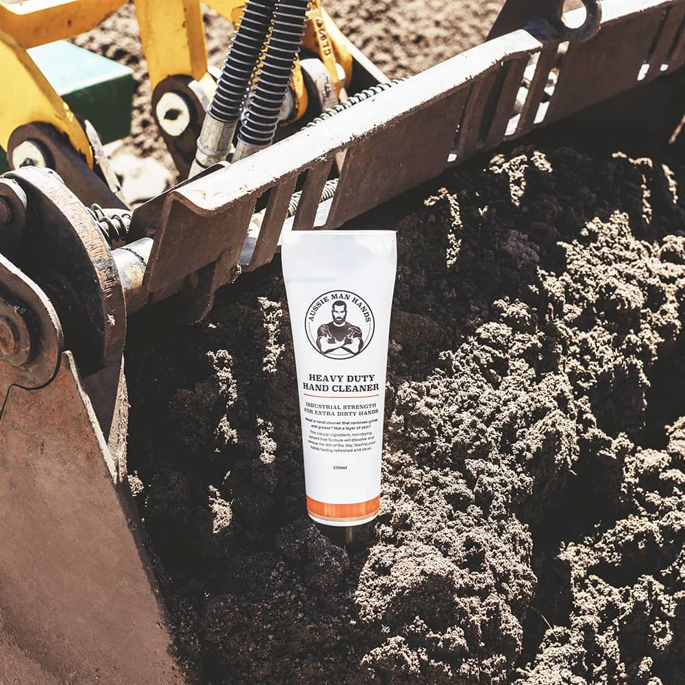 AUSSIE MAN HANDS HAND CLEANER